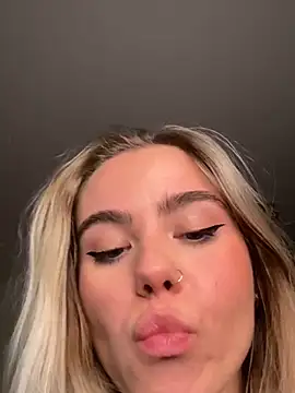 SkyBriii online show from December 2024 07:21:01 PM