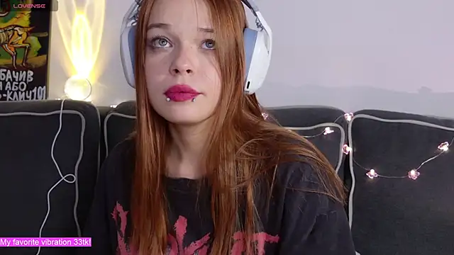 Snapshot of ValBae chatting on November 2025 09:54:01 PM ValBae online show from November 2025 09:54:01 PM