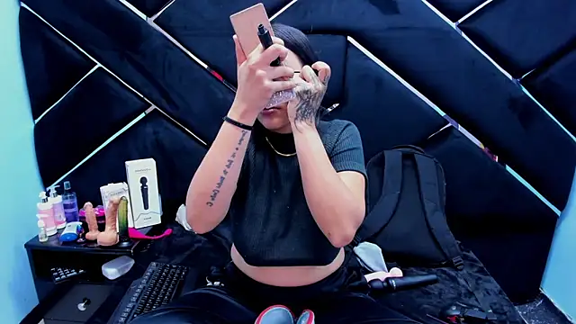 Snapshot of Sarah_Hornny chatting on November 2025 04:24:01 AM Sarah Hornny online show from November 2025 04:24:01 AM