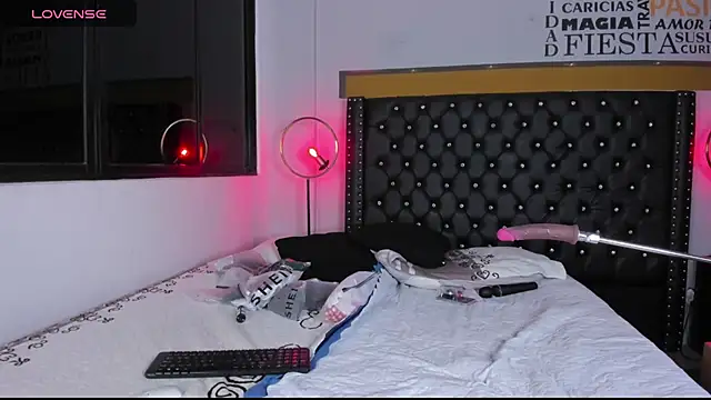 Snapshot of MADISSONLOVE_ chatting on September 2025 03:40:02 AM MADISSONLOVE online show from September 2025 03:40:02 AM