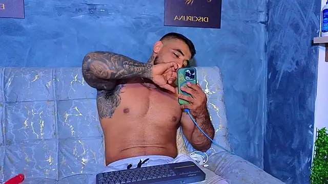 Snapshot of ERIC_HARRISON chatting on October 2025 01:58:01 AM ERIC HARRISON online show from October 2025 01:58:01 AM