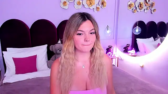 Snapshot of ZaraBloom chatting on November 2025 03:20:01 AM ZaraBloom online show from November 2025 03:20:01 AM