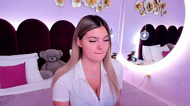 Snapshot of ZaraBloom chatting on December 2025 03:11:02 AM ZaraBloom online show from December 2025 03:11:02 AM