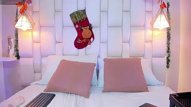 Snapshot of AslyGomez chatting on December 2024 11:43:02 AM AslyGomez online show from December 2024 11:43:02 AM