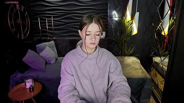 Lily Moonlight online show from December 2024 08:18:01 AM