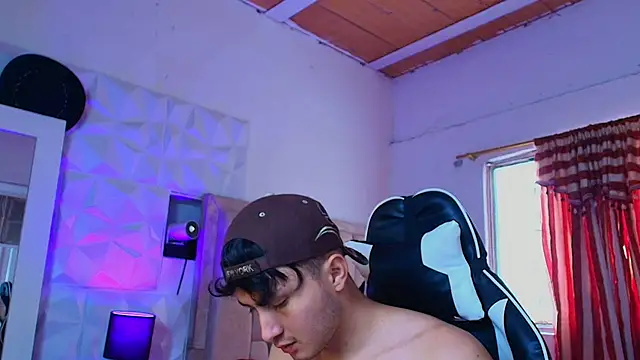 santyago taylor online show from December 2024 03:09:02 PM