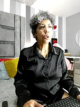 Julianewell online show from November 2025 12:19:02 PM