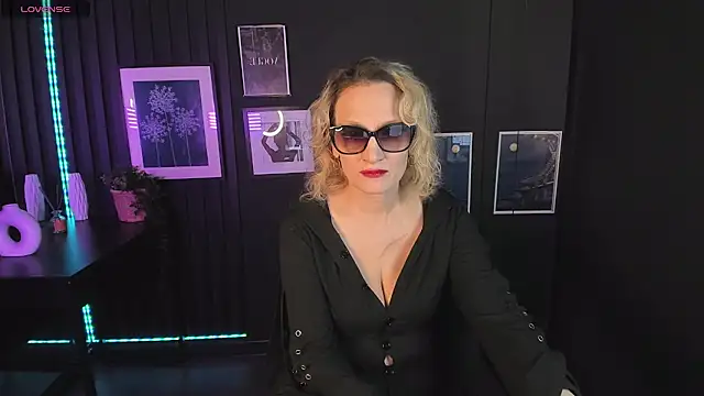 Snapshot of Queen_Anna_ chatting on December 2024 01:22:01 PM Queen Anna online show from December 2024 01:22:01 PM