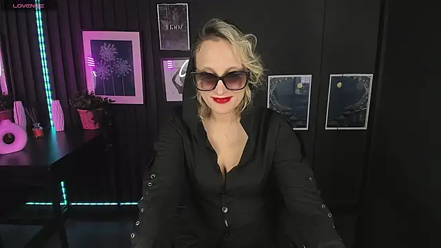 Snapshot of Queen_Anna_ chatting on December 2024 04:48:02 PM Queen Anna online show from December 2024 04:48:02 PM