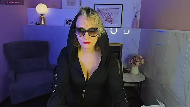 Snapshot of Queen_Anna_ chatting on January 2025 01:45:02 PM Queen Anna online show from January 2025 01:45:02 PM