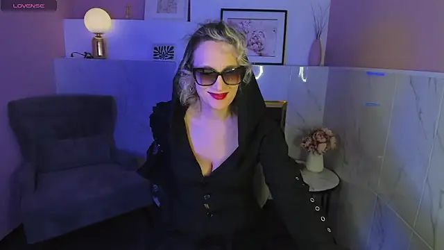 Snapshot of Queen_Anna_ chatting on January 2025 04:48:01 PM Queen Anna online show from January 2025 04:48:01 PM