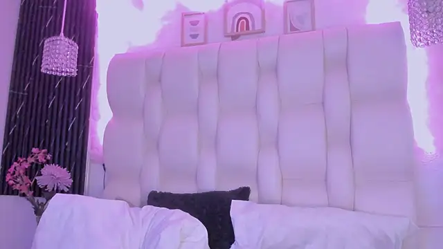 MelodiLovee  online show from April 2026 06:31:02 PM