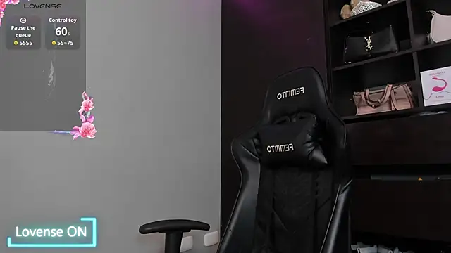 Snapshot of MeganDaviees chatting on December 2025 11:11:02 PM MeganDaviees online show from December 2025 11:11:02 PM