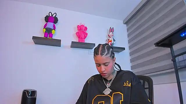 Gangster Girl online show from November 2025 05:48:02 PM