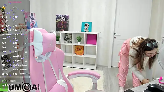 Lasly Fox online show from September 2025 12:03:01 AM