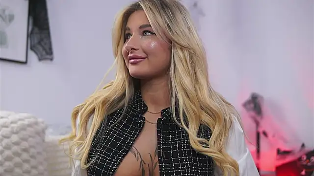 Snapshot of AvaShayy chatting on October 2025 09:37:02 PM AvaShayy online show from October 2025 09:37:02 PM