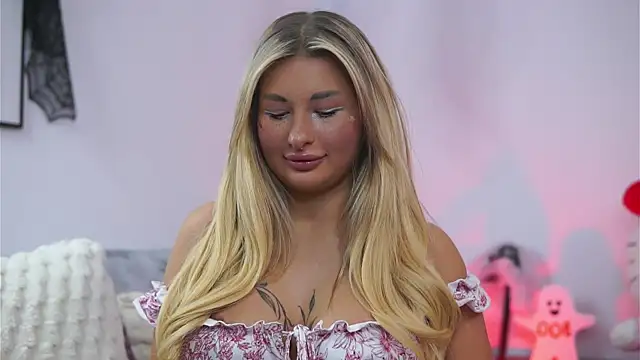 Snapshot of AvaShayy chatting on October 2025 09:52:01 PM AvaShayy online show from October 2025 09:52:01 PM