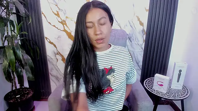 EmiGomez  online show from May 2026 01:41:01 PM