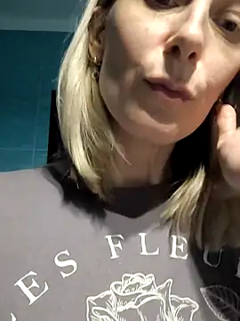 Snapshot of AvelinaLeoni chatting on November 2025 07:25:01 PM AvelinaLeoni online show from November 2025 07:25:01 PM