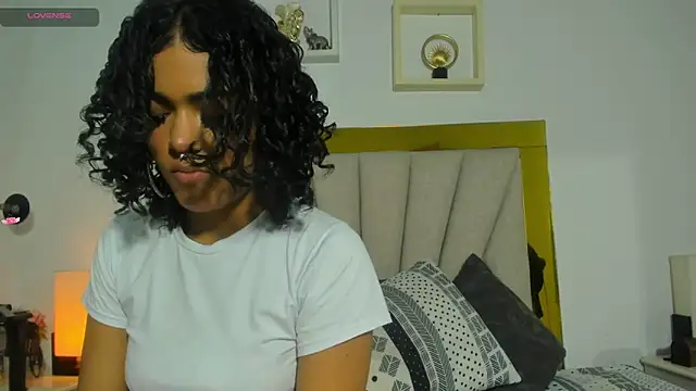 Snapshot of vahiolet_fuentes chatting on January 2025 03:00:02 AM vahiolet fuentes online show from January 2025 03:00:02 AM