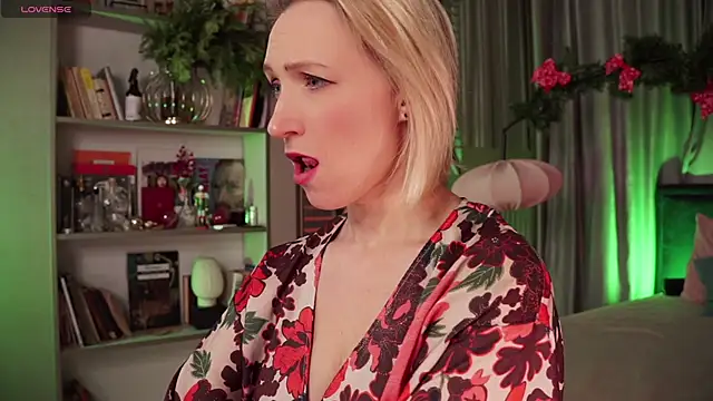 Snapshot of UmaTruewoman chatting on January 2025 05:39:01 AM UmaTruewoman online show from January 2025 05:39:01 AM