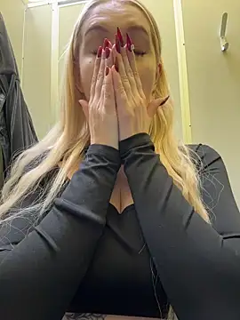 Snapshot of Milkyy_wway chatting on December 2025 07:28:02 AM Milkyy wway online show from December 2025 07:28:02 AM