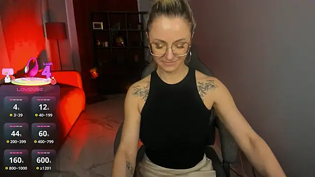 Snapshot of LadyIzabel chatting on April 2026 02:44:01 PM LadyIzabel online show from April 2026 02:44:01 PM