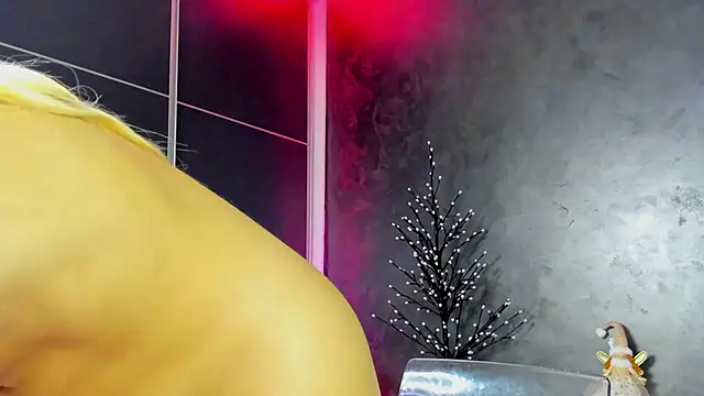 Snapshot of glossy_blondegirl chatting on December 2025 08:07:02 PM glossy blondegirl online show from December 2025 08:07:02 PM