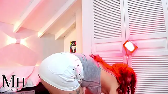 Snapshot of MizzHell chatting on November 2025 12:45:02 PM MizzHell online show from November 2025 12:45:02 PM