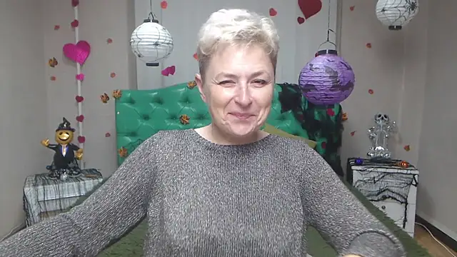 Snapshot of EmiliaGree chatting on November 2025 06:07:02 PM EmiliaGree online show from November 2025 06:07:02 PM