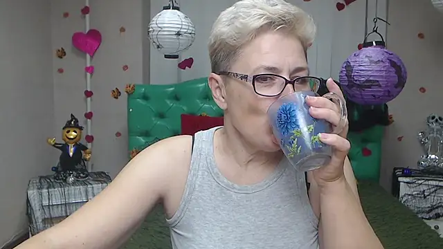 Snapshot of EmiliaGree chatting on November 2025 06:19:02 PM EmiliaGree online show from November 2025 06:19:02 PM