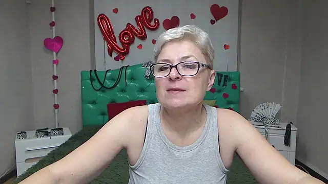 Snapshot of EmiliaGree chatting on November 2025 06:13:01 PM EmiliaGree online show from November 2025 06:13:01 PM