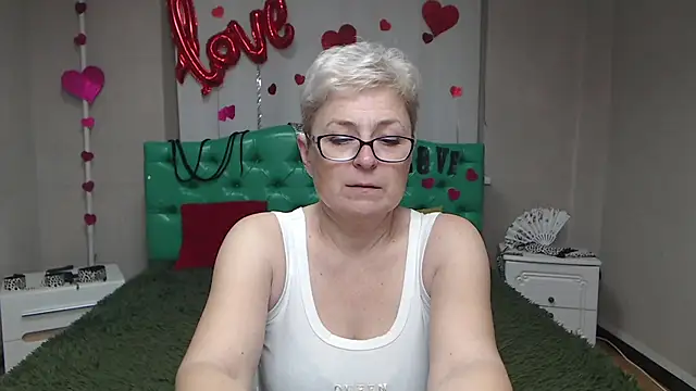 Snapshot of EmiliaGree chatting on November 2025 06:12:01 PM EmiliaGree online show from November 2025 06:12:01 PM