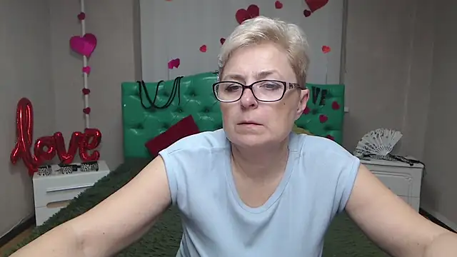 Snapshot of EmiliaGree chatting on November 2025 06:07:02 PM EmiliaGree online show from November 2025 06:07:02 PM