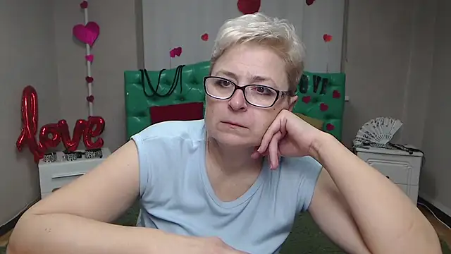 Snapshot of EmiliaGree chatting on November 2025 06:08:01 PM EmiliaGree online show from November 2025 06:08:01 PM