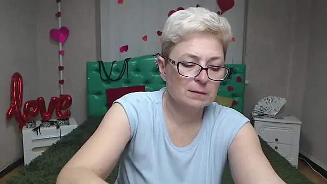 Snapshot of EmiliaGree chatting on November 2025 06:09:02 PM EmiliaGree online show from November 2025 06:09:02 PM