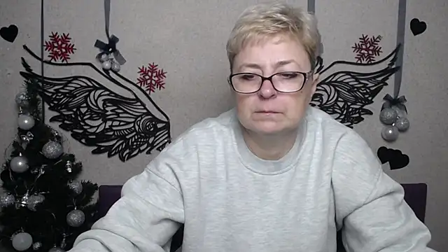 Snapshot of EmiliaGree chatting on December 2025 06:04:02 PM EmiliaGree online show from December 2025 06:04:02 PM