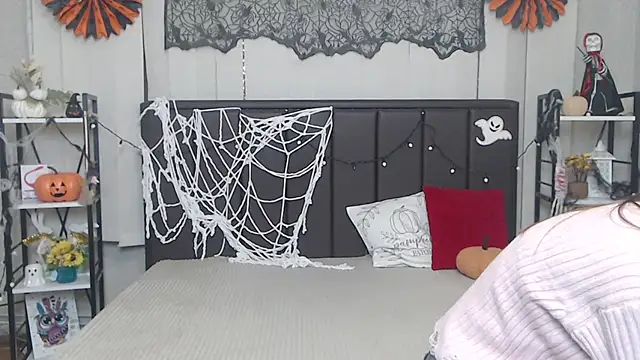 LauraHlot online show from November 2025 06:48:01 AM