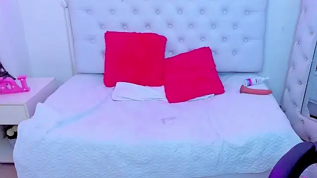 Snapshot of silvana__miller chatting on February 2025 01:11:01 AM silvana miller online show from February 2025 01:11:01 AM