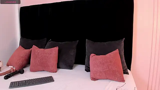 ariel jonees online show from October 2025 05:32:02 PM