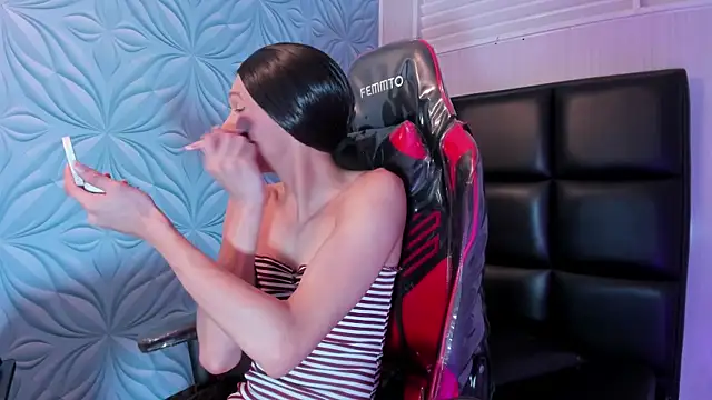 Snapshot of Milk_max_18 chatting on December 2025 09:42:02 PM Milk max 18 online show from December 2025 09:42:02 PM