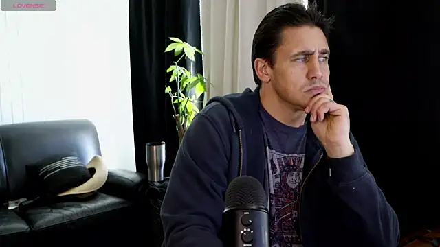 Snapshot of DamienSliick chatting on November 2025 08:30:01 PM DamienSliick online show from November 2025 08:30:01 PM