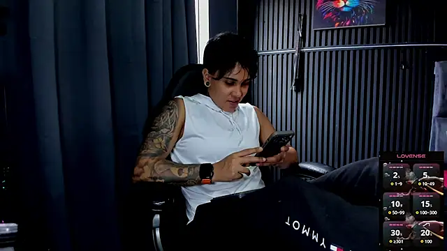 ZhoeStrong online show from November 2025 08:41:02 PM