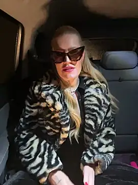 Snapshot of Sissy-Bee chatting on December 2024 04:47:01 PM Sissy-Bee online show from December 2024 04:47:01 PM