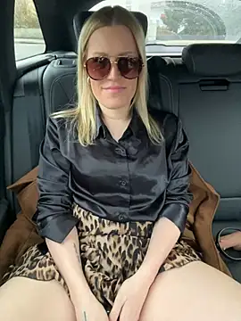 Snapshot of Sissy-Bee chatting on December 2024 02:27:01 PM Sissy-Bee online show from December 2024 02:27:01 PM