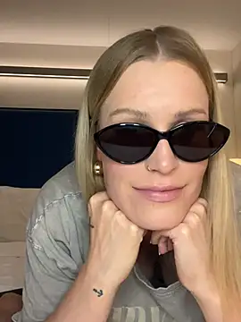 Snapshot of Sissy-Bee chatting on February 2025 05:26:02 PM Sissy-Bee online show from February 2025 05:26:02 PM