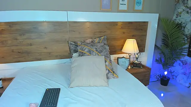 Snapshot of EmaBakker chatting on February 2025 01:08:01 PM EmaBakker online show from February 2025 01:08:01 PM