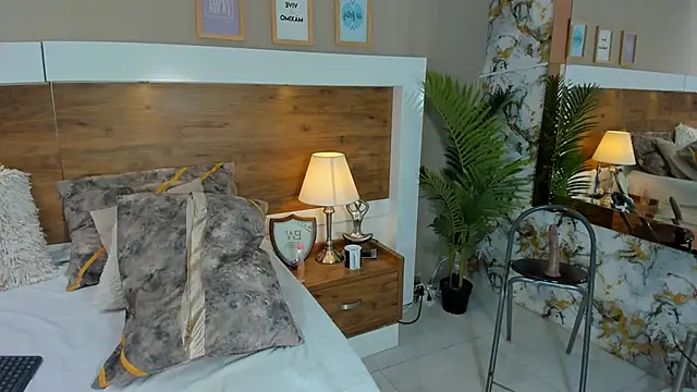 Snapshot of EmaBakker chatting on February 2025 06:24:02 PM EmaBakker online show from February 2025 06:24:02 PM