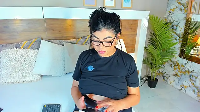 Snapshot of EmaBakker chatting on February 2025 01:10:01 PM EmaBakker online show from February 2025 01:10:01 PM