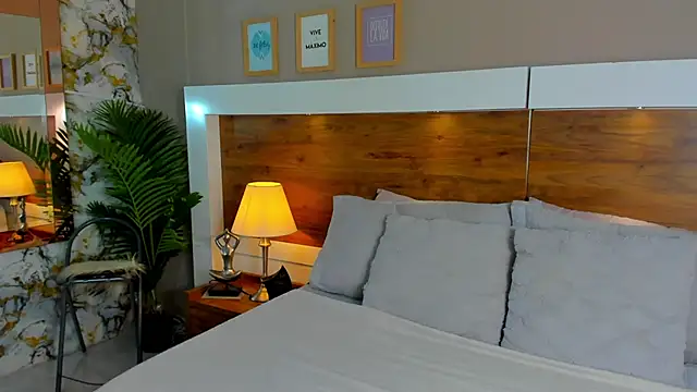 Snapshot of EmaBakker chatting on October 2025 11:50:01 AM EmaBakker online show from October 2025 11:50:01 AM